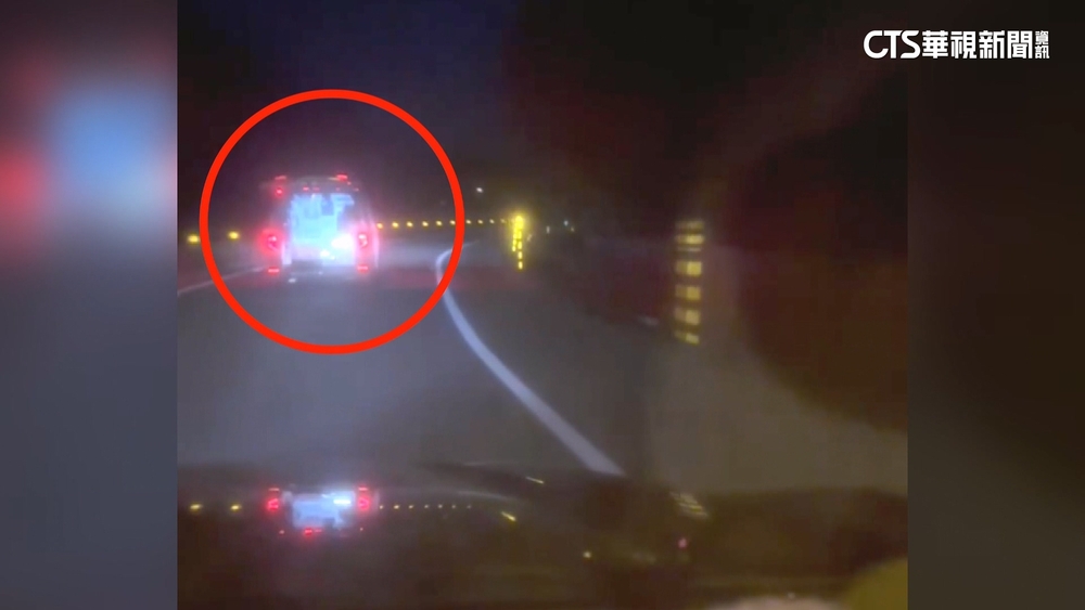 「醉」暴走！　持利器搶救護車　先撞警車.飆國道撞護欄