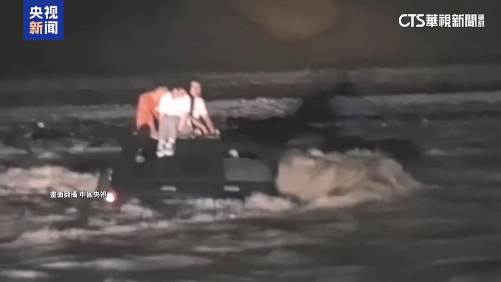 甘肅暴雨引發山洪土石流10死　3男受困快滅頂車上