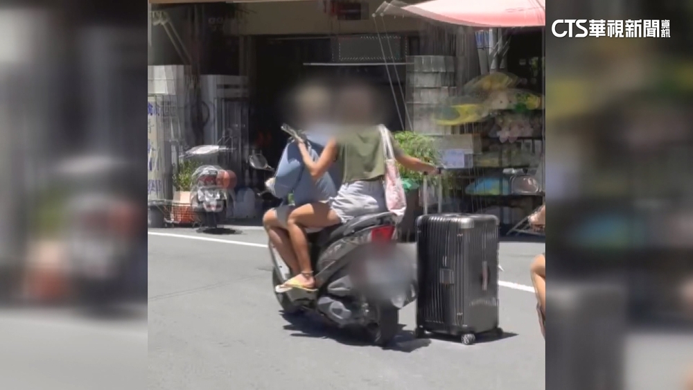 小琉球亂象！遊客雙載未戴安全帽　沿路危拖行李箱引議
