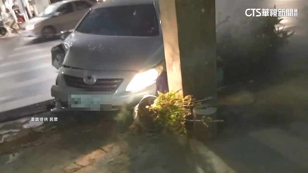 酒駕失控撞民宅！　女駕駛坐地大喊　拒配合調查