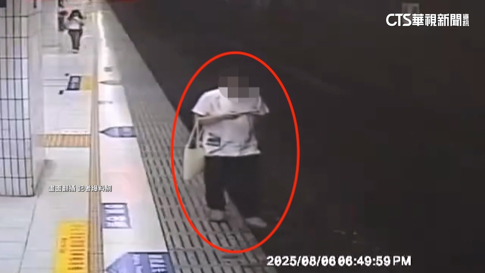 顧看手機沒看路！　板橋車站旅客踩空摔鐵軌