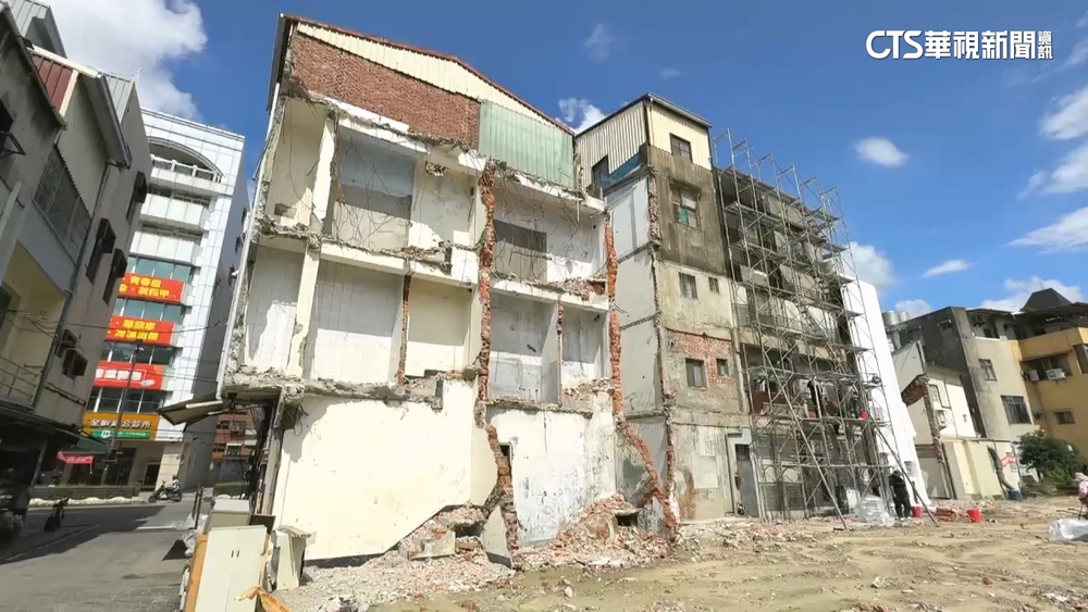 左右鄰宅拆除成「獨棟透天厝」　屋主：非釘子戶.搬家中