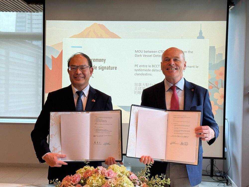 打擊匿名船隻非法活動！　台灣、加拿大簽署「暗船偵知系統MOU」