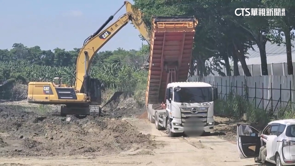 疑砂石業者盜採農地砂石　美濃驚見「大峽谷」.道路坍塌