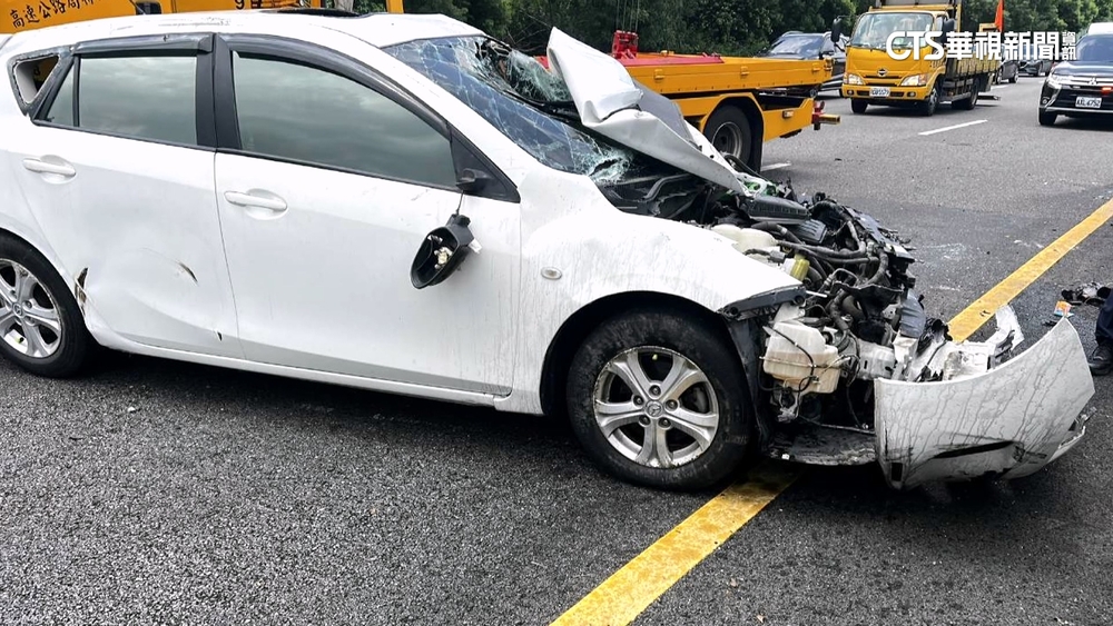 疑超車不慎　轎車急閃撞擊猛翻三圈　車內母子3人受傷