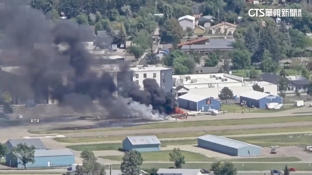 美小飛機降落意外　撞停放飛機起火竄黑煙