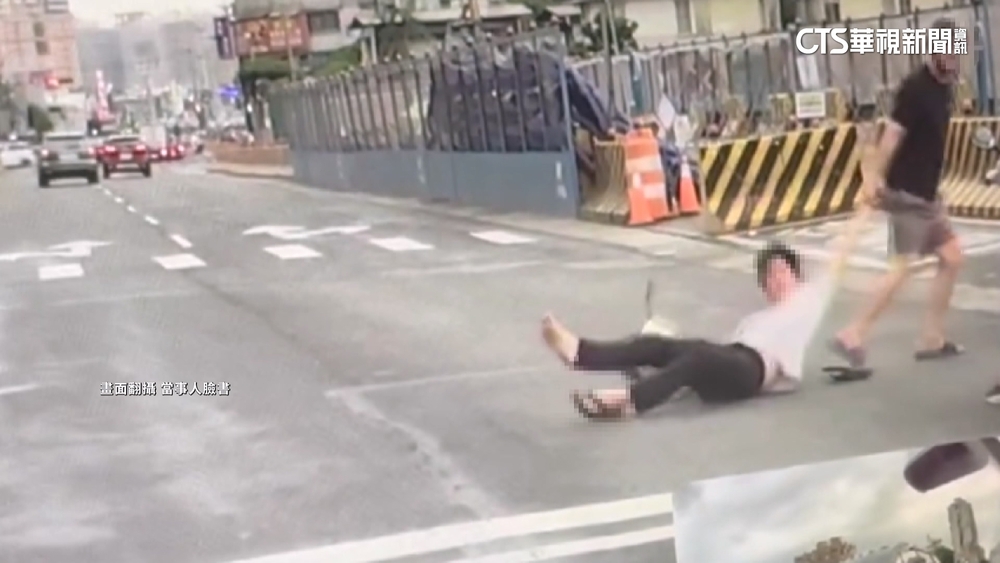 朋友反目！　機車乘客狠毆騎士還勒脖　警依社維法送辦