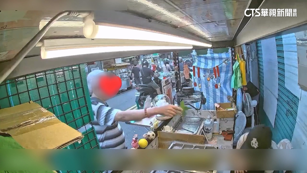 阿伯每天送花　雞蛋糕老闆娘拒收被「強迫中獎」