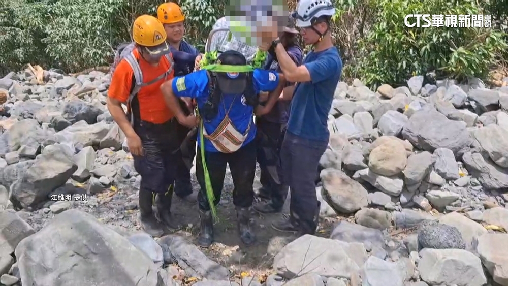 95歲翁困桃源區村落10天　救難隊跋山涉水背下山