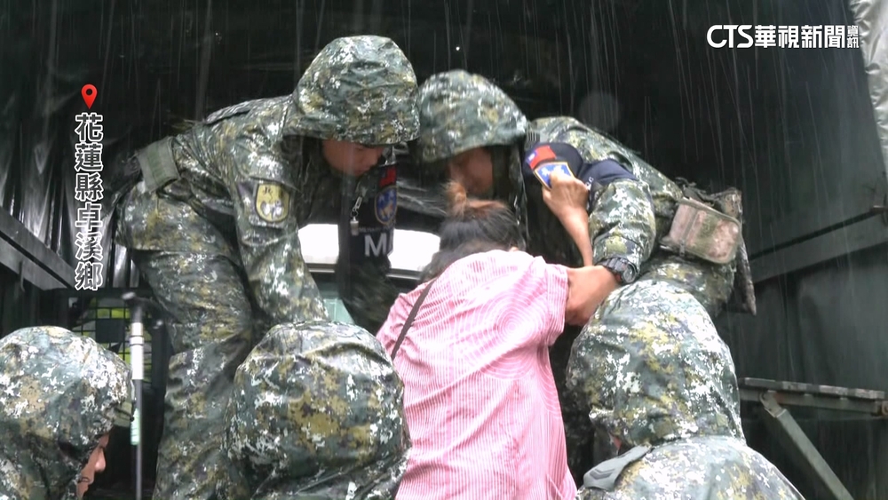 楊柳強風豪雨！　軍警助撤離卓溪鄉逾800人
