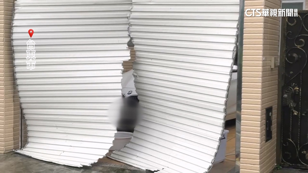 楊柳襲台東！民宅鐵捲門不敵狂風　扭曲變形裂兩半