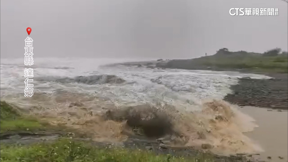 台東阿塱壹古道海浪倒灌溪口　直擊壯觀奇景