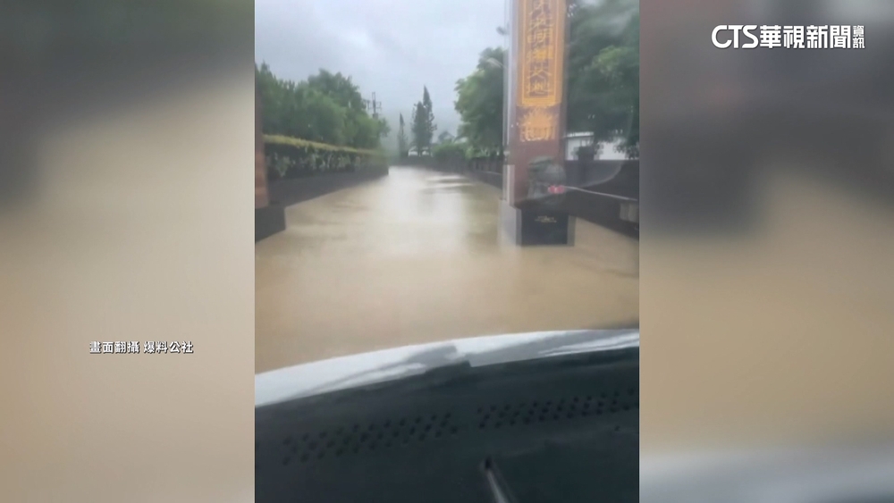 楊柳颱風挾豪雨襲恆春　昨柏油路一片汪洋車輛涉水過