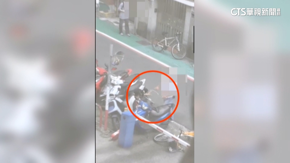 挪桌椅嗆「看什麼」又跟拍　2男牛肉麵店外衝突互毆