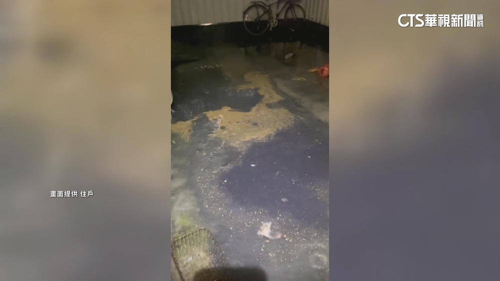 高雄建商施工封渠道！　油汙水積淹　巷弄飄散油臭味