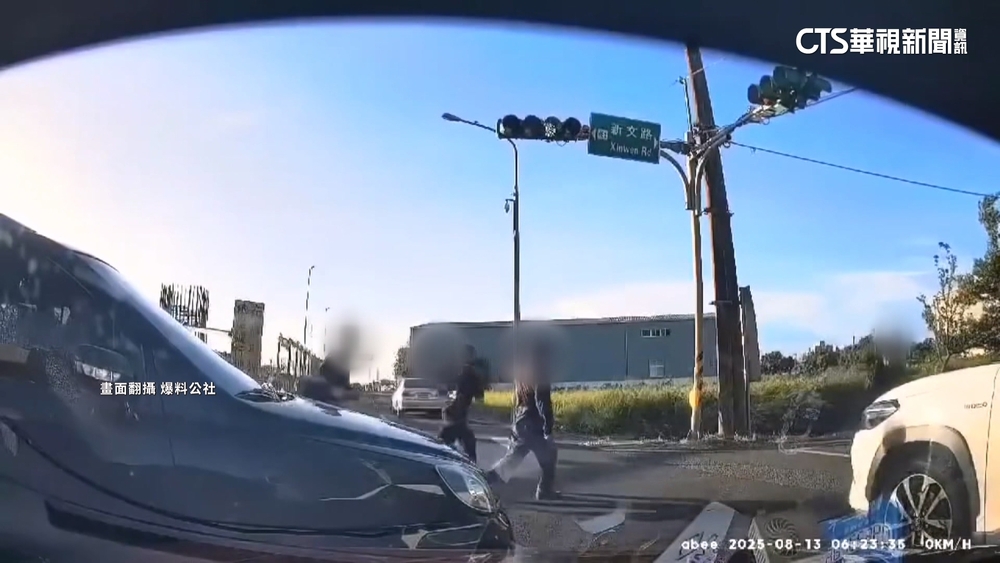 找誰賠償？　闖紅燈車與小客車擦撞　肇事車「全員逃走」