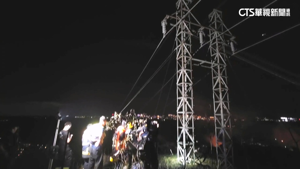 男攀爬電塔拍照觸電墜落亡　火苗墜地引發火燒山