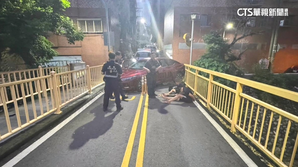 高雄警匪追逐！　駕駛拒檢自撞被逮「搜出煙彈」