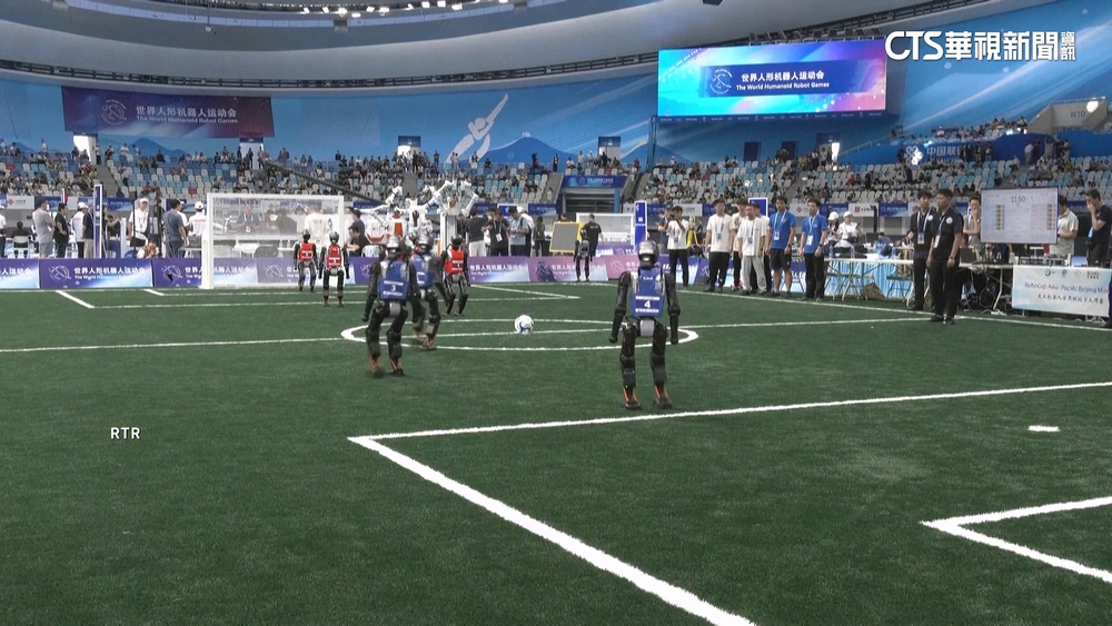 中國機器人運動會開賽狀況多　足球選手撞一團
