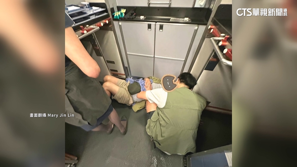 消防員休假出國比賽　飛機上遇乘客不舒服主動救護