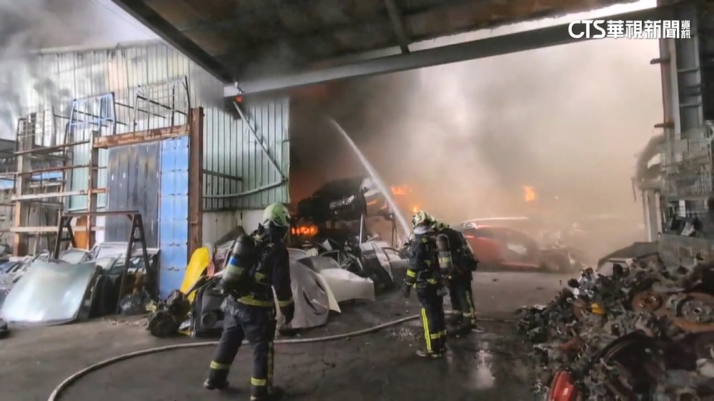 汽車回收場火警竄濃煙　中市府發空污通知「關門窗」