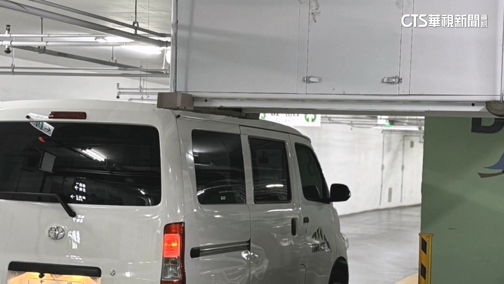 地下停車場限高2米！　1米9箱型車竟「卡關」留刮痕？