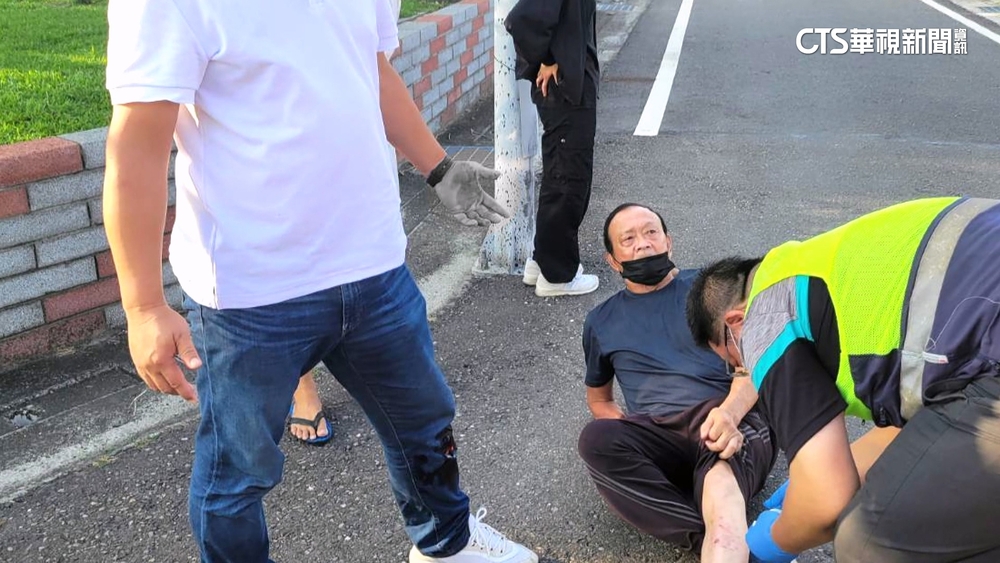 見惡犬攻擊民眾！彰化議員衝上前救人.小腿也被咬傷