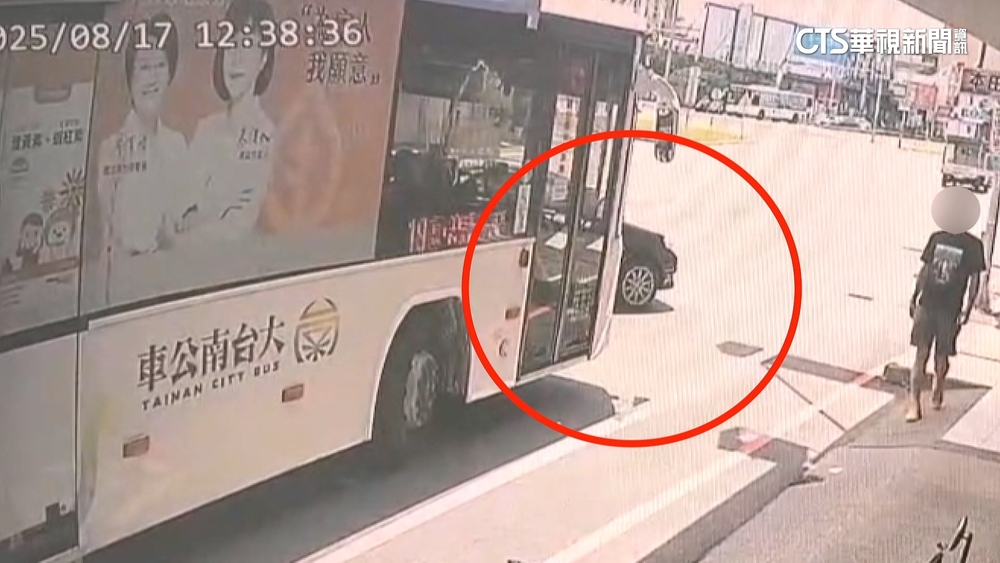 不滿公車硬切車道　小客車駕駛擋道下車理論