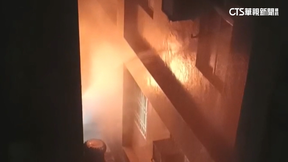 高雄透天宅火警　鄰憂延燒急拿滅火器協助