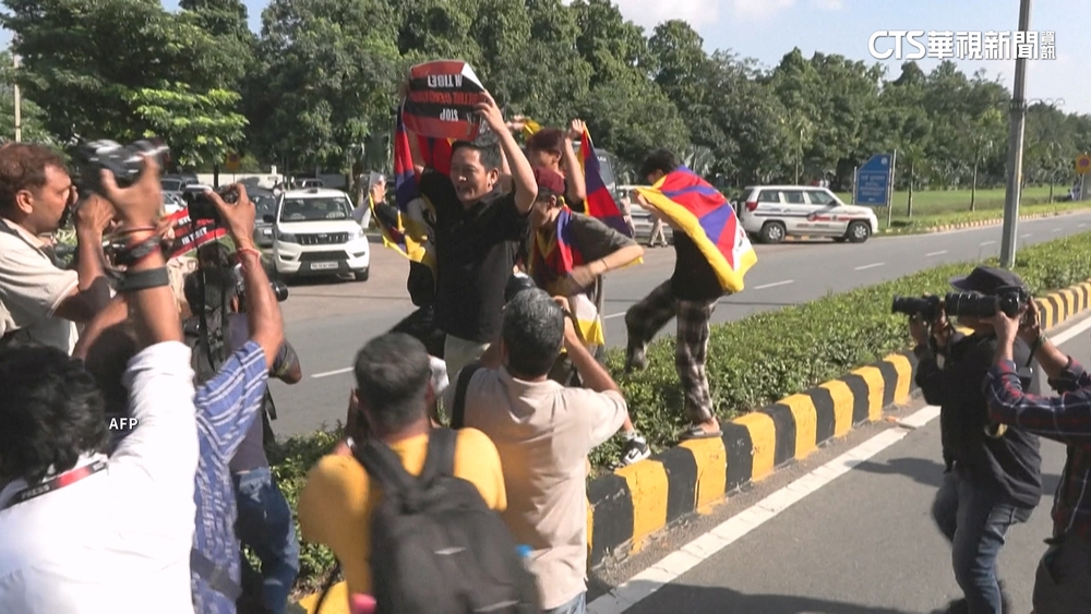 中國外長王毅訪印度　流亡藏人赴使館抗議