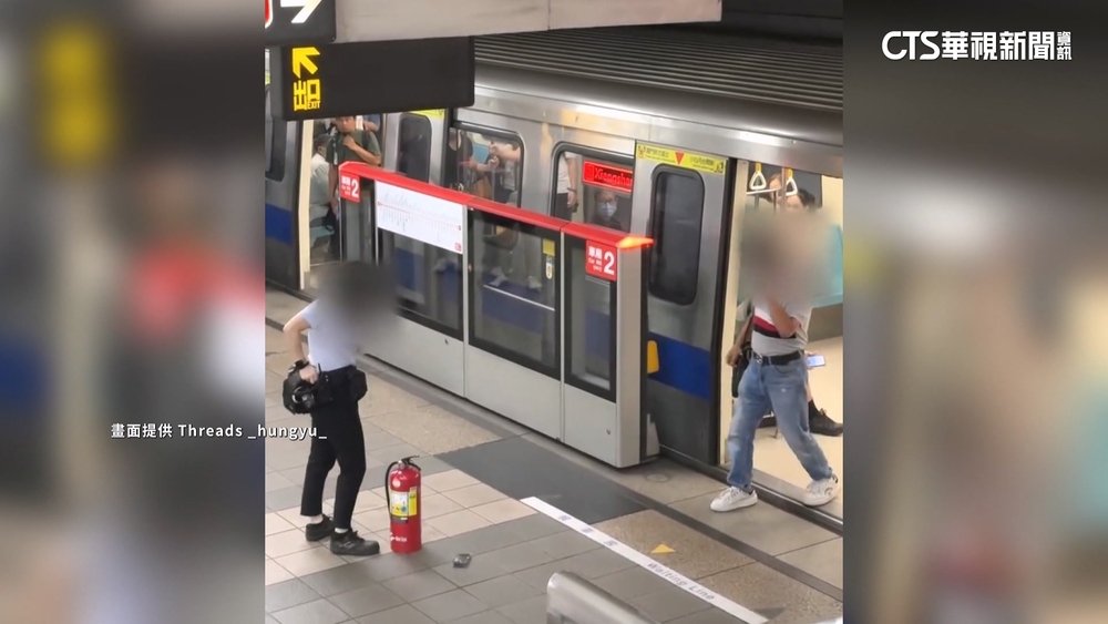 通勤驚魂！北捷車廂竄濃煙嚇逃　禍首「手機燒焦」