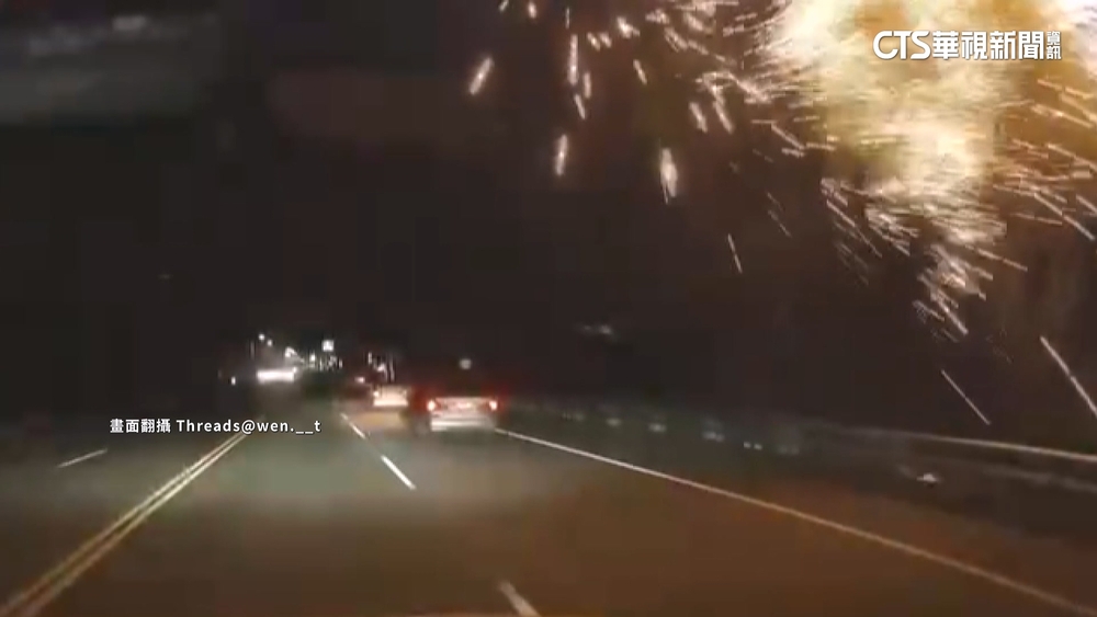 車開到一半「火花墜落濺玻璃.引擎蓋」　駕駛嚇壞