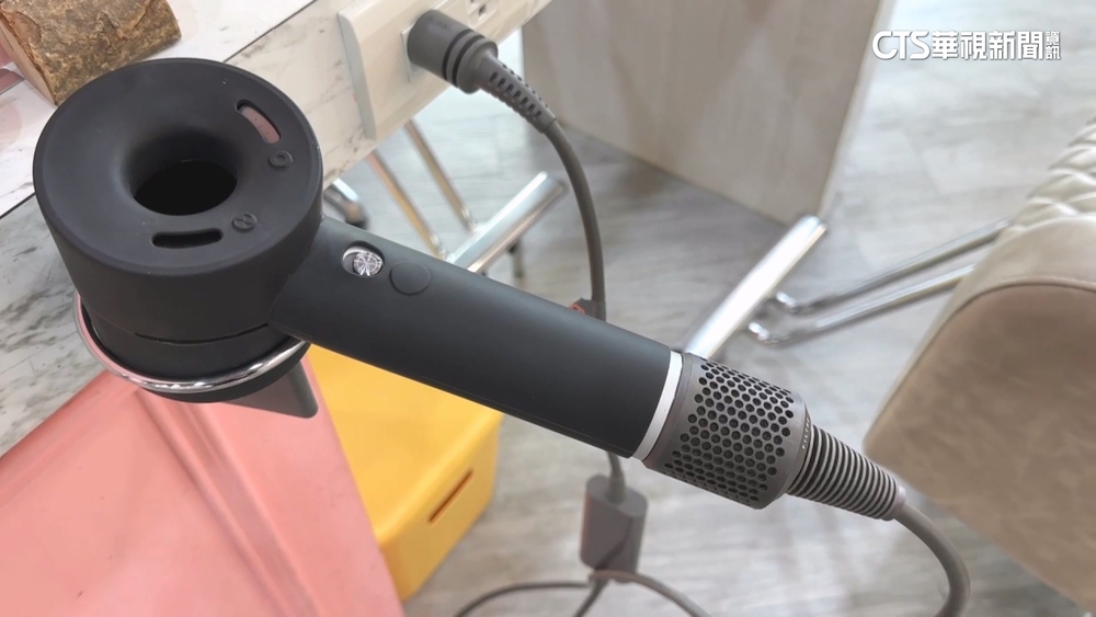 美髮店吹風機突爆橘黃火花　女客驚嚇摀耳