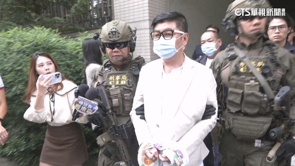 3黑幫大佬涉洗錢遭上銬移送　警荷槍實彈緊貼兩側戒護