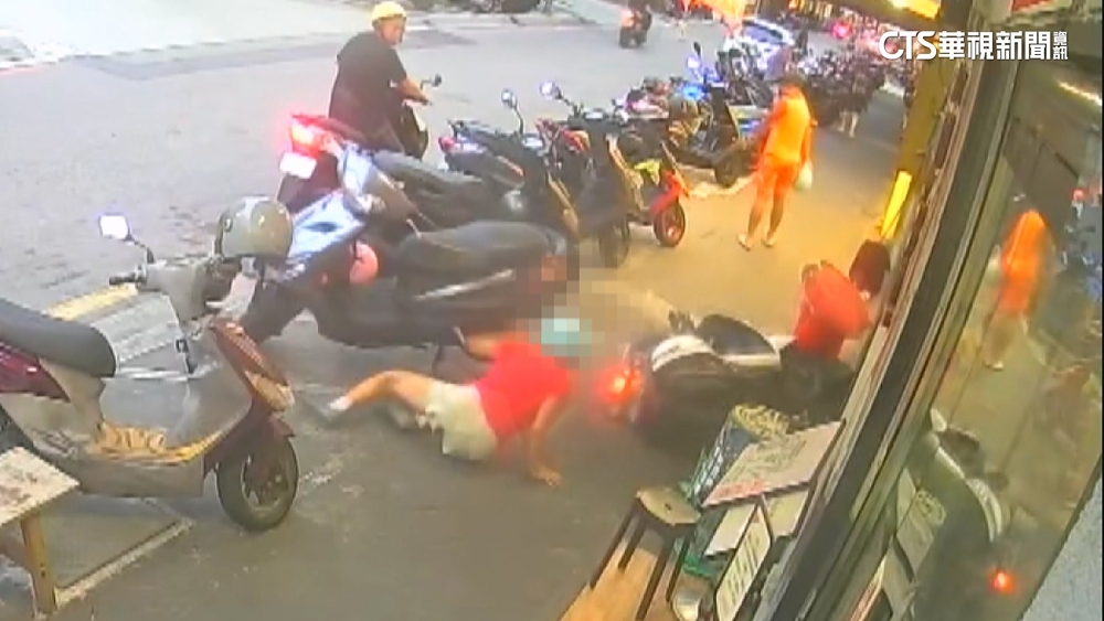 誤觸油門！　女騎士兩度暴衝　險連人帶車衝進店家
