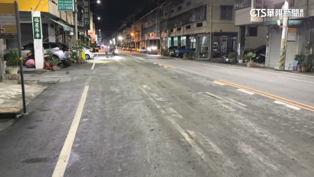 疑管線未固定！台中混凝土車沿路灑水泥　後車急閃避