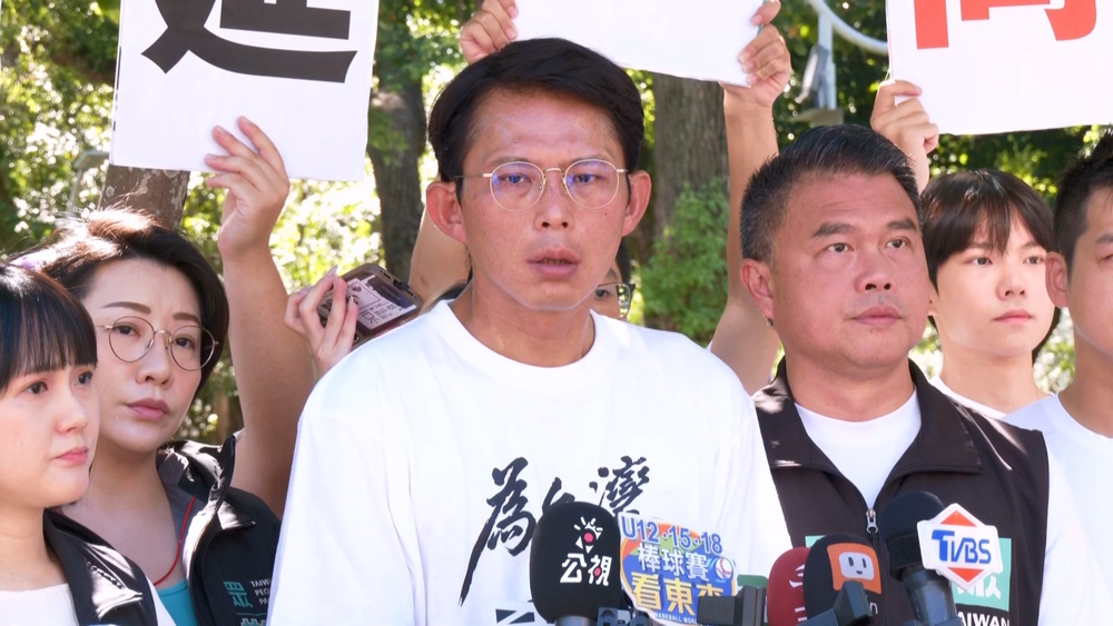 新北民進黨團提普發4.6萬　黃國昌批「劃錯重點、行徑像小丑」　卓冠廷：別罵藍白議員