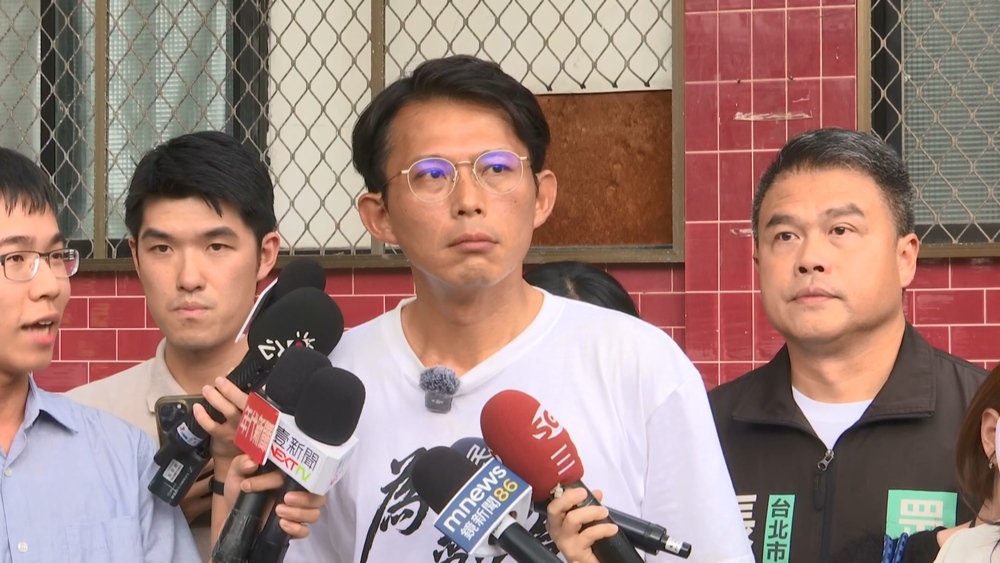 四叉貓爆料小兒子疑有美國籍　黃國昌「懶得理他」：肉搜未成年小孩的違法變態行為