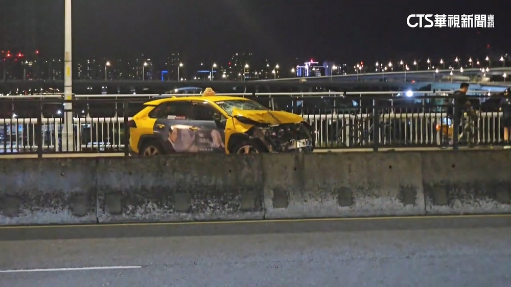 計程車自撞護欄橫卡「機車道」 華江橋一度大塞車