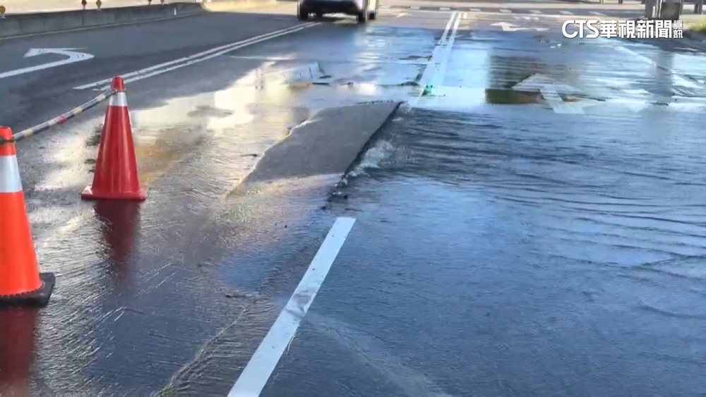台中自來水管破！　撐破馬路水流滿地　上班時間交管