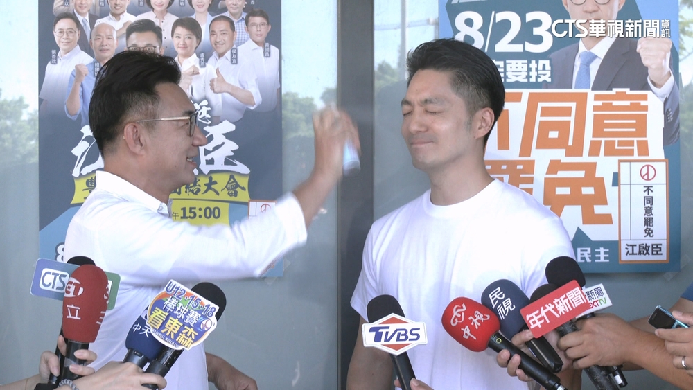 江啟臣.蔣萬安車掃互噴防曬　罷團組機車隊沿街拜票