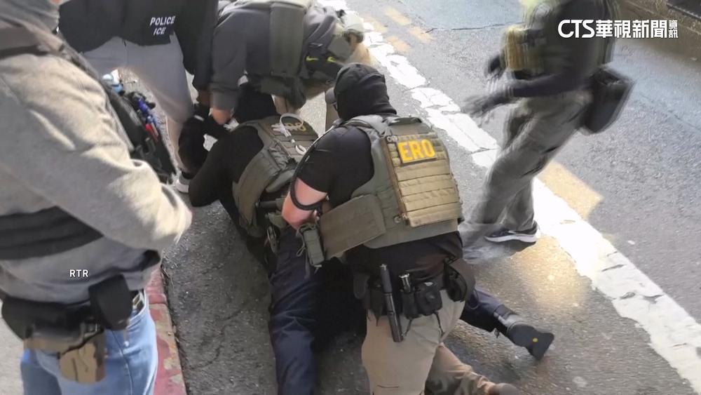 美ICE逮移民又暴力執法　強拉下車.電擊槍猛電