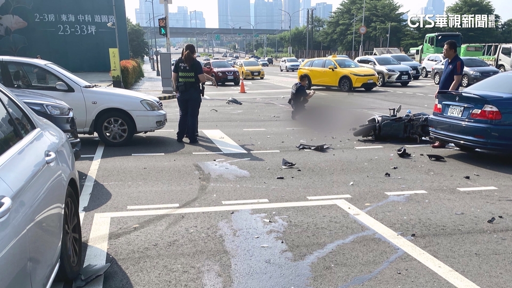 台灣大道轎車闖紅燈　待轉騎士遭撞飛不治