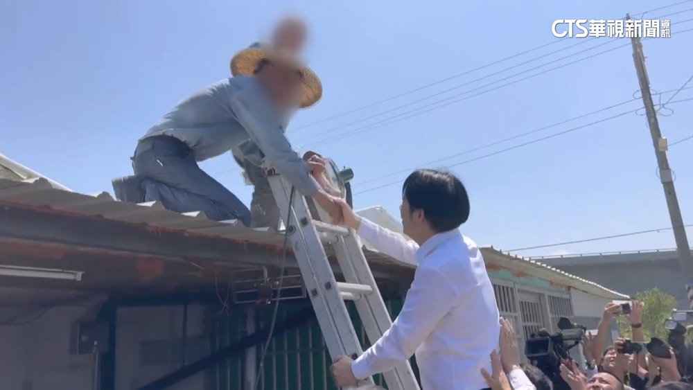總統賴清德七股勘災　「爬鋁梯遞水」隨扈緊張戒護