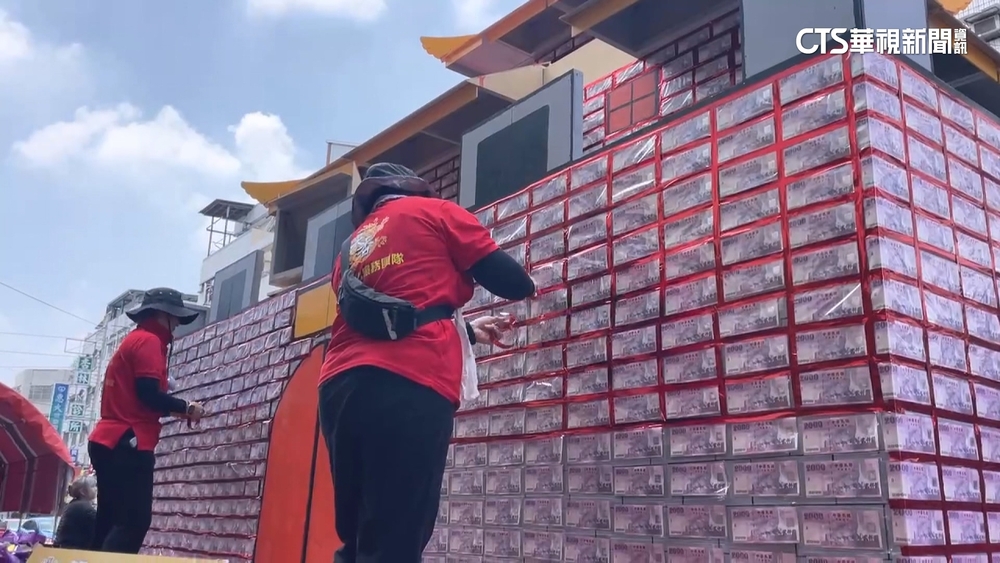 嘉義城隍廟普渡活動！　信眾斥資千萬打造"真鈔城門