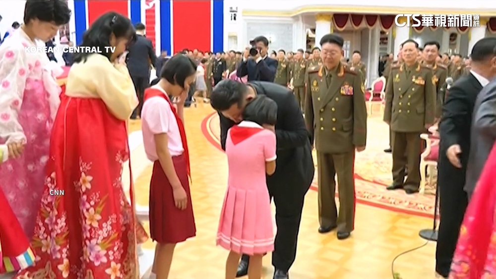 北韓公布在俄作戰影片　金正恩淚擁陣亡兵家屬