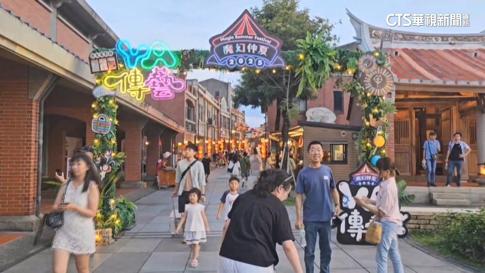 宜蘭傳藝園區如大型夜光樂園　三大亮點民眾一次滿足