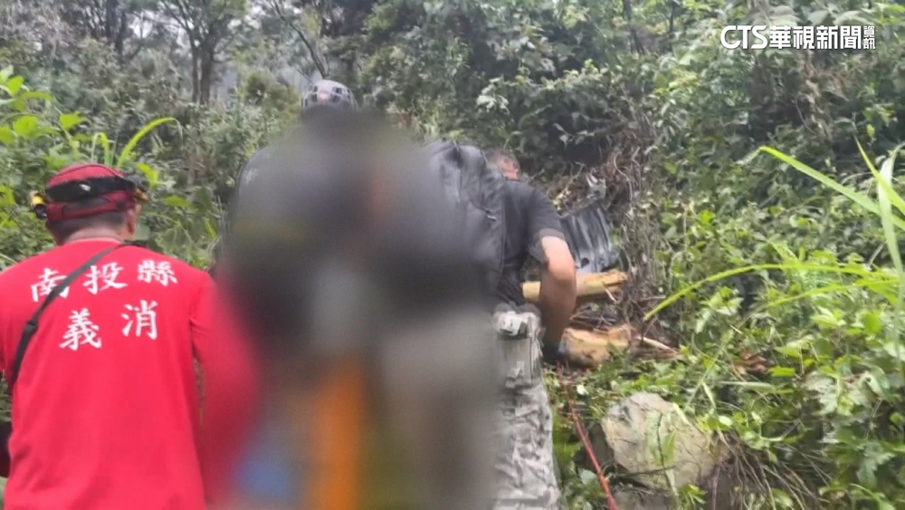 轎車墜塔塔加200米深谷　1家4口受困獲救