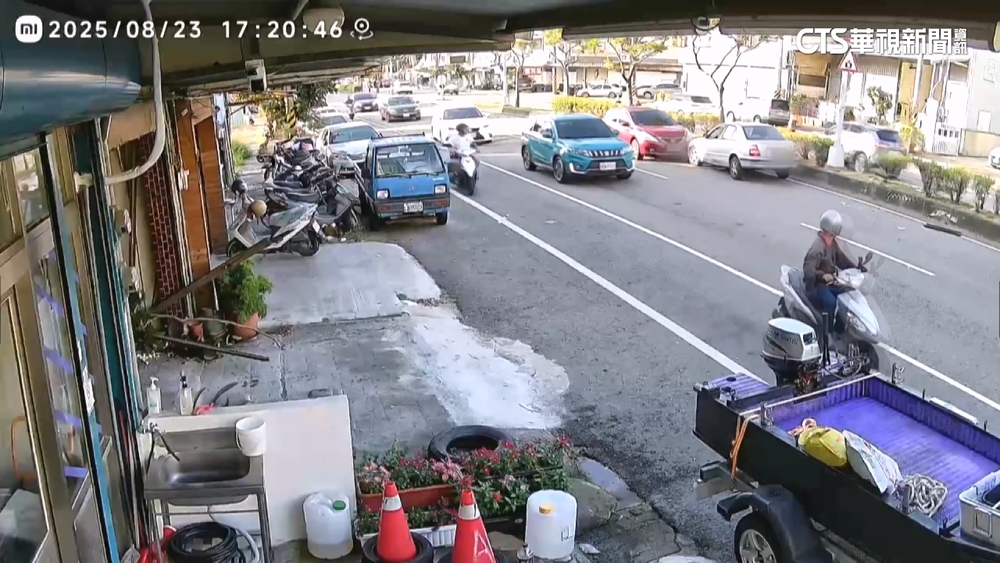 85歲翁駕照過期！　疑誤打排檔致車輛暴衝連撞2車