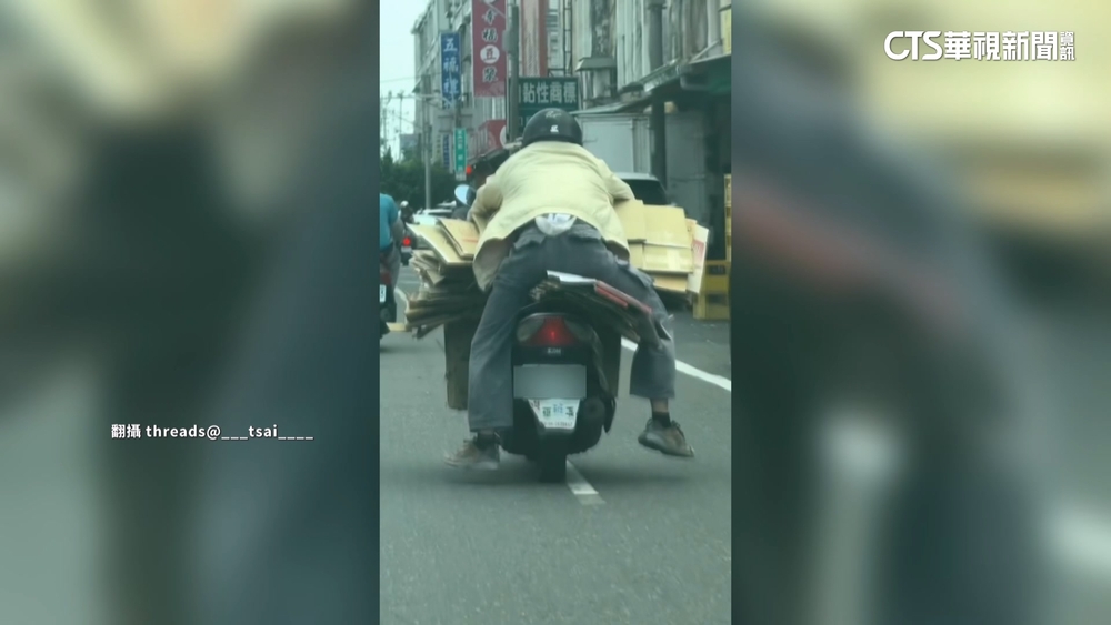 誇張！　騎士疊「超厚紙箱」沿路趴騎　警：依法開罰